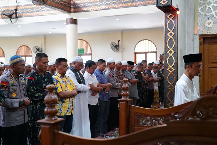 Brimob Polri Serempak Lakukan Shalat Gaib bagi 3 Polisi Yang Gugur di Lampung Brimob Polri Serempak Lakukan Shalat Gaib bagi 3 Polisi Yang Gugur di Lampung