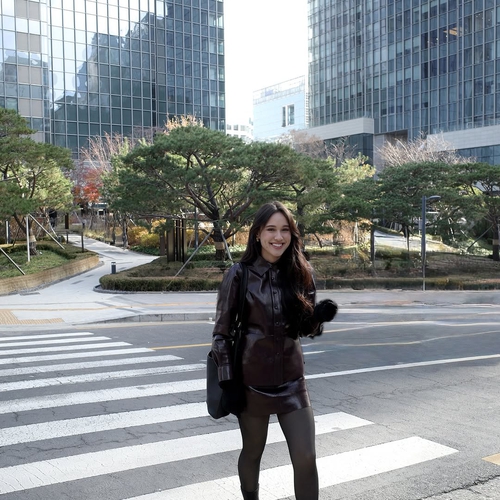 Gaya Full-On Leather Yasmin Napper di Seoul: Campuran Edge dengan Elegansi yang Mempesona Gaya Full-On Leather Yasmin Napper di Seoul: Campuran Edge dengan Elegansi yang Mempesona