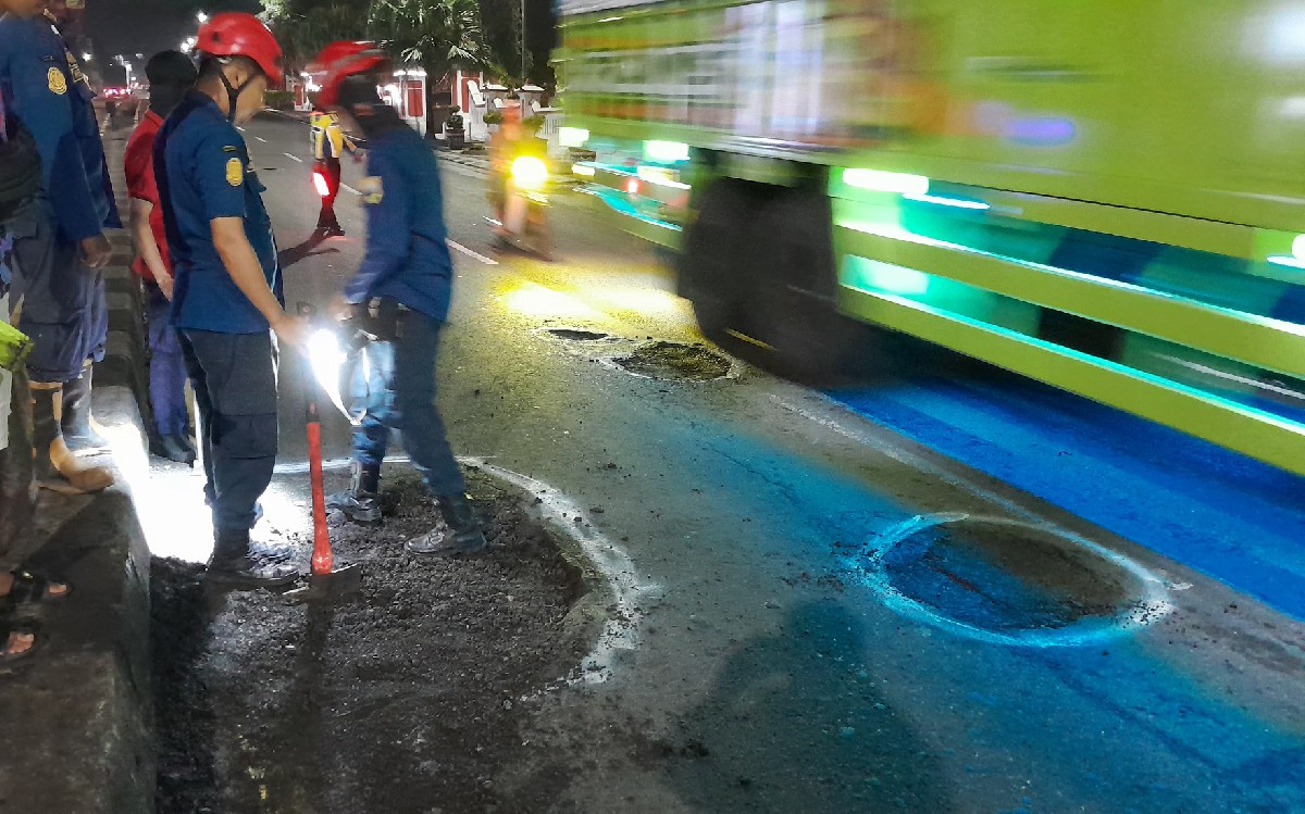 Viral Video Damkar Tambal Jalan Berlubang di Semarang, Begini Faktanya Viral Video Damkar Tambal Jalan Berlubang di Semarang, Begini Faktanya