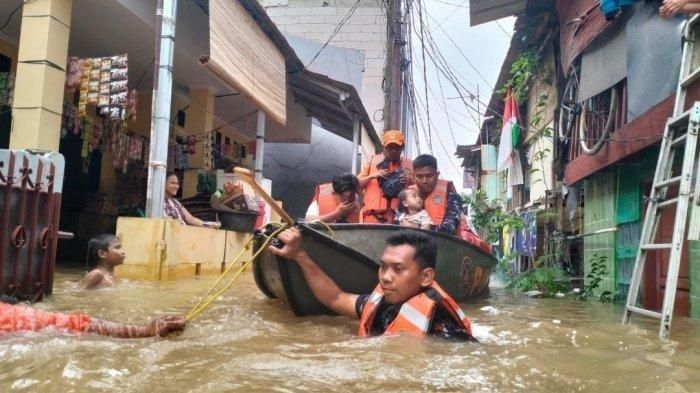 Mengapa Jakarta Terendam Banjir Lagi? Ketinggian Air Hingga 2 Meter, Apakah karena Luapan Sungai Ciliwung? Mengapa Jakarta Terendam Banjir Lagi? Ketinggian Air Hingga 2 Meter, Apakah karena Luapan Sungai Ciliwung?