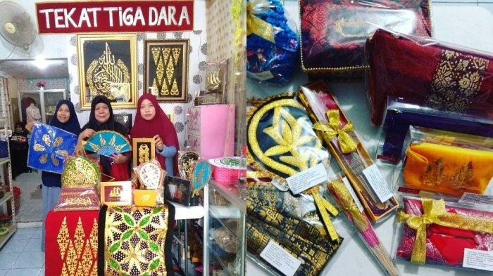Tekat Tiga Dara: Destinasi Wajib untuk Oleh-oleh Khas Kerajinan Pekanbaru Tekat Tiga Dara: Destinasi Wajib untuk Oleh-oleh Khas Kerajinan Pekanbaru