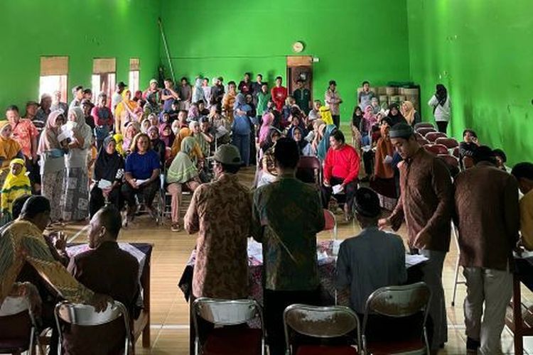 Warga Klaten Senang Menerima THR Rp 200.000 dari Desa, Uang Ini Digunakan untuk Berbelanja Baju dan Kue Lebaran Warga Klaten Senang Menerima THR Rp 200.000 dari Desa, Uang Ini Digunakan untuk Berbelanja Baju dan Kue Lebaran