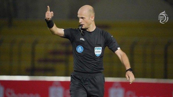 Mengenal Adham Makhadmeh: Siwas Tegas dengan Kecintaannya pada Kartu Kuning dalam Pertandingan Timnas vs Australia