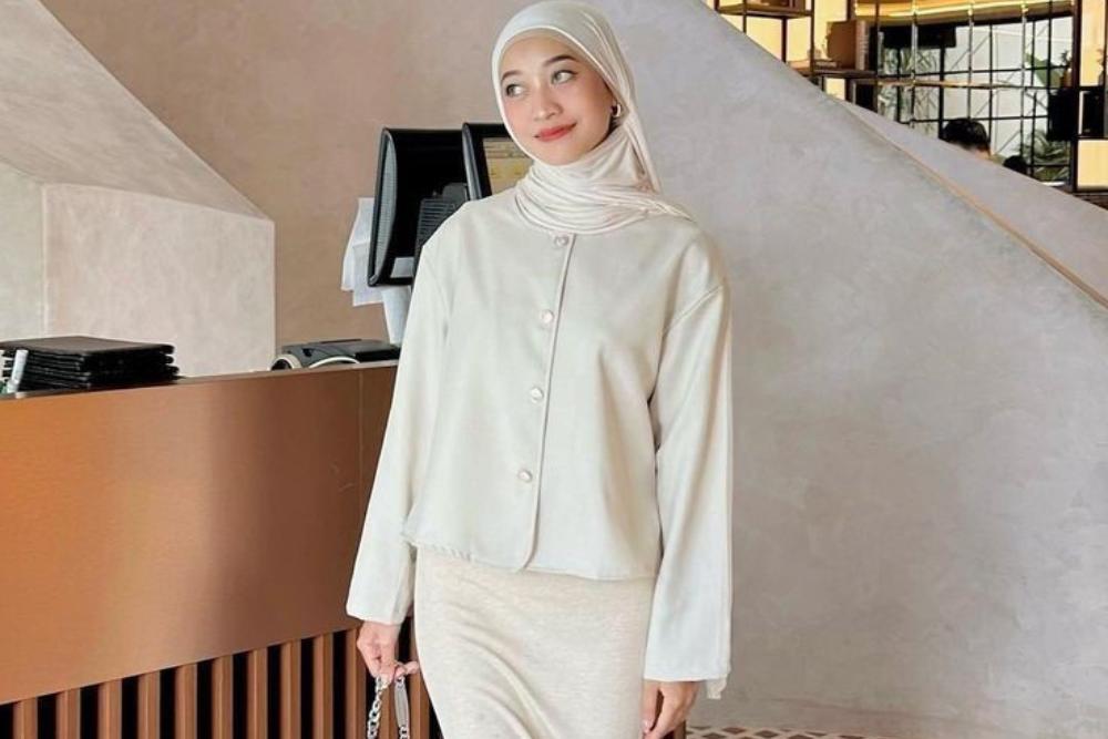 10 Gaya OOTD Berwarna Putih untuk Lebaran: Elegan dan Sempurna 10 Gaya OOTD Berwarna Putih untuk Lebaran: Elegan dan Sempurna