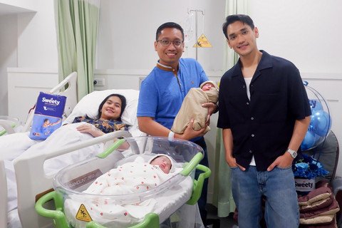 Afgan Buat kejutan Khusus bagi Ibu yang Melahirkan di RSIA Bunda Menteng Afgan Buat kejutan Khusus bagi Ibu yang Melahirkan di RSIA Bunda Menteng