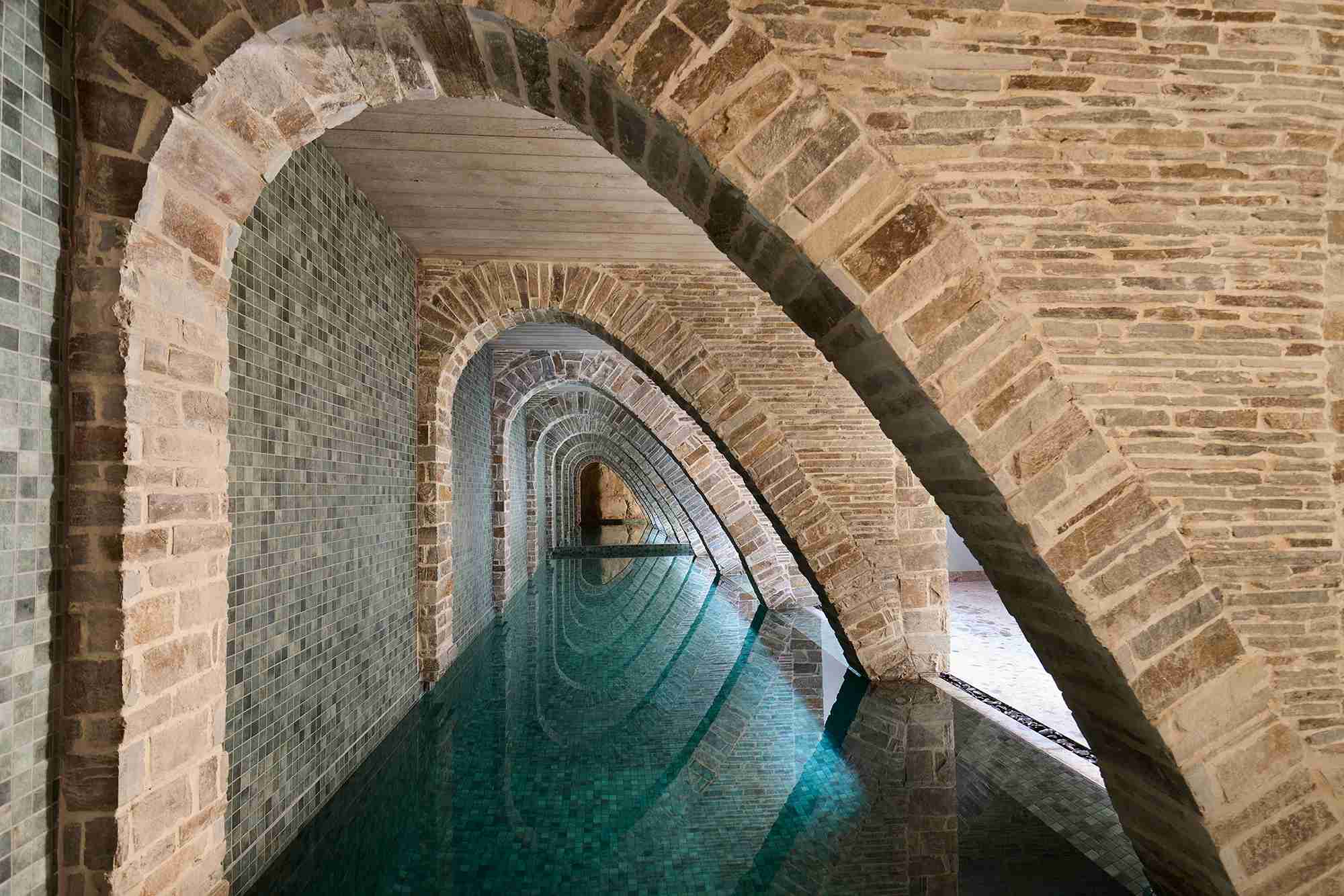 Rumah Unik dengan Kejutan Tersembunyi: Kolam Renang dalam Dinding! Rumah Unik dengan Kejutan Tersembunyi: Kolam Renang dalam Dinding!