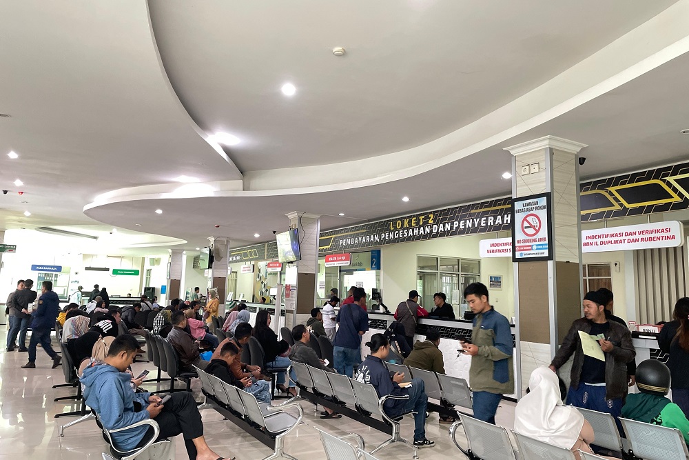 Dedi Mulyadi Hilangkan Hutang PKB, Wajib Pajak Membludak ke Kantor Samsat Jawa Barat Dedi Mulyadi Hilangkan Hutang PKB, Wajib Pajak Membludak ke Kantor Samsat Jawa Barat