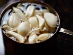 7 Khasiat Menakjubkan Minum Air Hangat dengan Bawang Putih di Pagi Hari 7 Khasiat Menakjubkan Minum Air Hangat dengan Bawang Putih di Pagi Hari