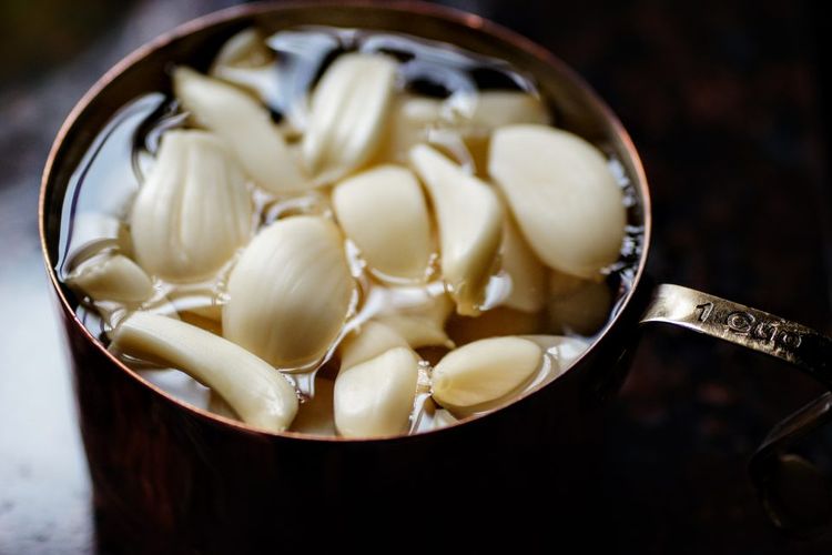 7 Khasiat Menakjubkan Minum Air Hangat dengan Bawang Putih di Pagi Hari 7 Khasiat Menakjubkan Minum Air Hangat dengan Bawang Putih di Pagi Hari