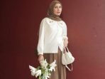 8 Pilihan Busana Lebaran yang Simple dan Elegan: dari Gamis hingga Oneset 8 Pilihan Busana Lebaran yang Simple dan Elegan: dari Gamis hingga Oneset
