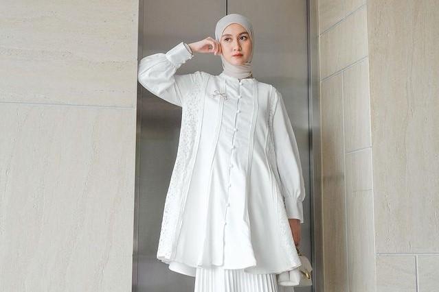 Inspirasi Busana Lebaran: Outfit Putih yang Menawan untuk Hijabers Inspirasi Busana Lebaran: Outfit Putih yang Menawan untuk Hijabers