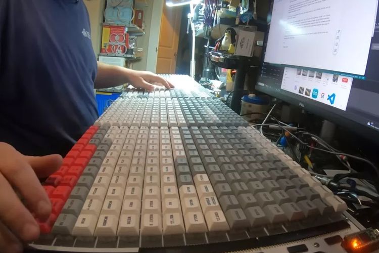 Keyboard Unik dengan 1.020 Tombol: Tanpa Simbol Huruf yang Biasa Keyboard Unik dengan 1.020 Tombol: Tanpa Simbol Huruf yang Biasa