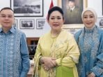Open House di Istana, Titiek Soeharto Tampil Stylish dengan Gaun Hijau Terang Open House di Istana, Titiek Soeharto Tampil Stylish dengan Gaun Hijau Terang