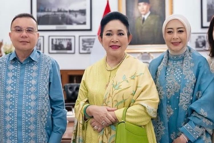 Open House di Istana, Titiek Soeharto Tampil Stylish dengan Gaun Hijau Terang Open House di Istana, Titiek Soeharto Tampil Stylish dengan Gaun Hijau Terang