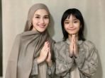 Busana Lebaran Ayu Ting Ting dan Keluarga Sorotkan Perhatian, Sang Pedangdut Tampil Elegan dalam Gamis Khaki Busana Lebaran Ayu Ting Ting dan Keluarga Sorotkan Perhatian, Sang Pedangdut Tampil Elegan dalam Gamis Khaki