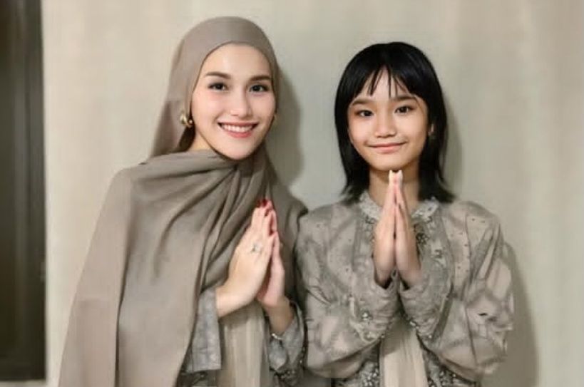 Busana Lebaran Ayu Ting Ting dan Keluarga Sorotkan Perhatian, Sang Pedangdut Tampil Elegan dalam Gamis Khaki Busana Lebaran Ayu Ting Ting dan Keluarga Sorotkan Perhatian, Sang Pedangdut Tampil Elegan dalam Gamis Khaki