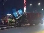 2 Truk Tabrakan Lalu Tersangkut Pembatas Jalan di Bogor gegara Sopir Ngantuk