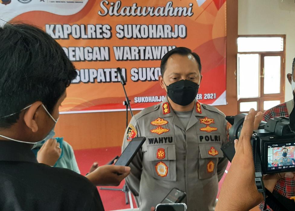 Kapolres Mempawah Silaturahmi ke Raja untuk Tingkatkan Sinergi Budaya dan Keamanan Kapolres Mempawah Silaturahmi ke Raja untuk Tingkatkan Sinergi Budaya dan Keamanan