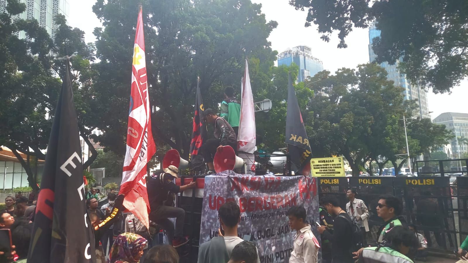 50 Ribu Pengemudi Aplikasi Kepung Istana Hari Ini, Ini Tuntutan Mereka 50 Ribu Pengemudi Aplikasi Kepung Istana Hari Ini, Ini Tuntutan Mereka