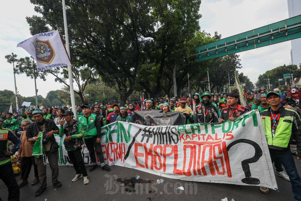 Polemik Ojol: Potong Komisi 10% atau Naikkan Tarif? Polemik Ojol: Potong Komisi 10% atau Naikkan Tarif?