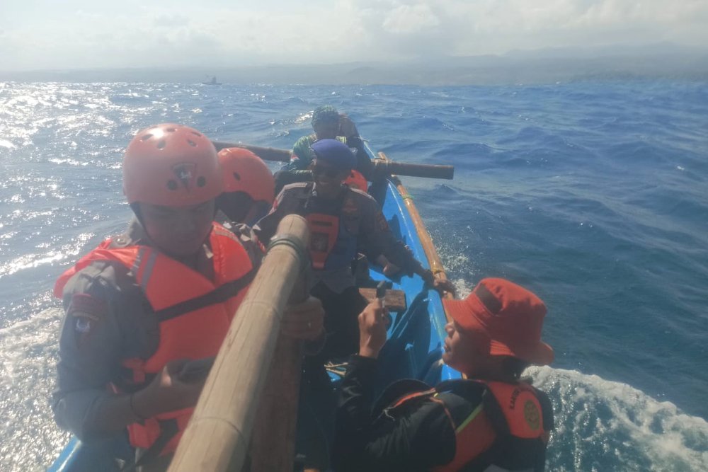 Tim SAR Masih Lakukan Pencarian Dua Mahasiswa Ikopin Hilang di Garut Tim SAR Masih Lakukan Pencarian Dua Mahasiswa Ikopin Hilang di Garut
