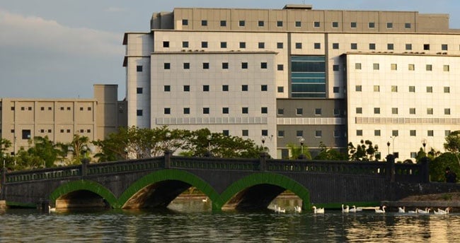 Prabowo Izinkan Rumah Sakit Asing, Dosen Unair Anggap Belum Darurat Prabowo Izinkan Rumah Sakit Asing, Dosen Unair Anggap Belum Darurat