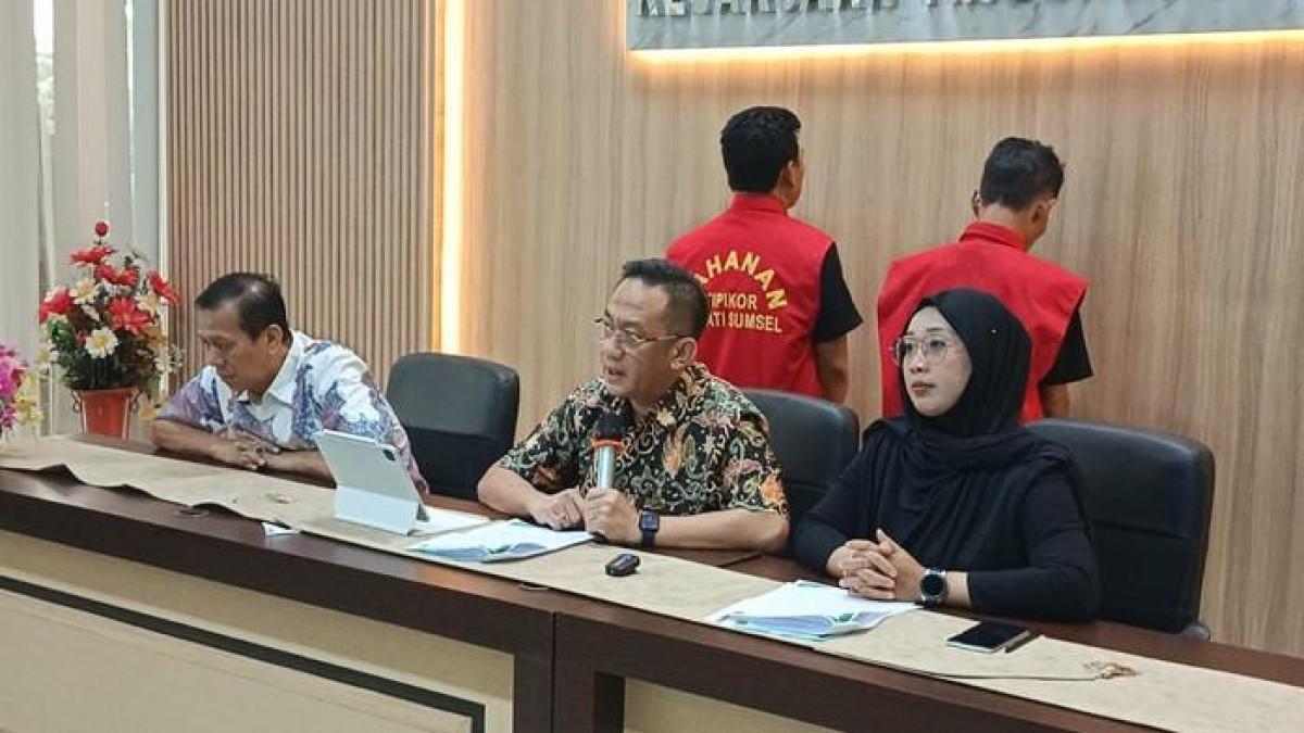 Dua Kades Pagar Gunung Lahat Ditangkap atas Dugaan Penyalahgunaan Dana Desa Dua Kades Pagar Gunung Lahat Ditangkap atas Dugaan Penyalahgunaan Dana Desa