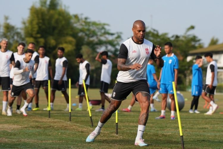 Malut United Siap Berlaga di Super League 2025/2026 dengan Perombakan Besar Malut United Siap Berlaga di Super League 2025/2026 dengan Perombakan Besar