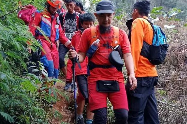 Dua Remaja Terseret Jurang dari Puncak Gunung Bandung Dua Remaja Terseret Jurang dari Puncak Gunung Bandung