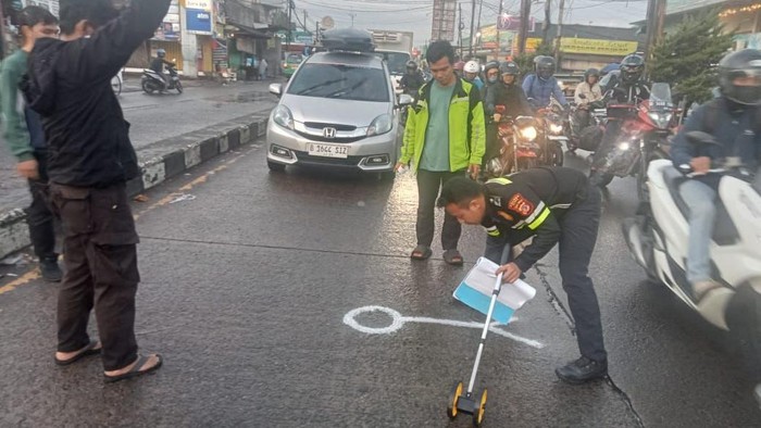 Tergelincir Jalanan Licin, Pengendara Motor di Parung Tewas Terlindas Pikap Tergelincir Jalanan Licin, Pengendara Motor di Parung Tewas Terlindas Pikap