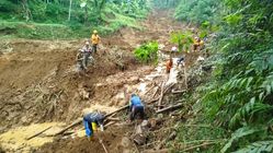 Dampak Hujan Lebat di Tasikmalaya: Longsor Putuskan Jalan Raya Cikatomas Dampak Hujan Lebat di Tasikmalaya: Longsor Putuskan Jalan Raya Cikatomas
