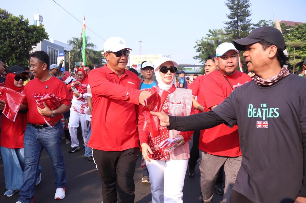 HUT ke-80 RI, Kemendagri Bagikan Ribuan Bendera Merah Putih di Depok