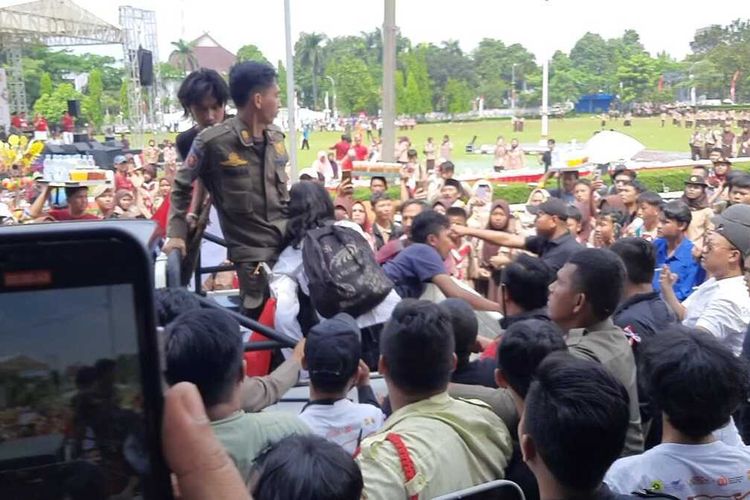 Pencopet Berpura-pura Jadi Pramuka di Kirab Bogor, Siswa Menangis Kehilangan HP Pencopet Berpura-pura Jadi Pramuka di Kirab Bogor, Siswa Menangis Kehilangan HP