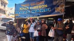 Kuliner Khas Cirebon yang Menggugah Selera, Anggota Komunitas Barraya Mencoba Empal Gentong dan Tahu Gejrot Kuliner Khas Cirebon yang Menggugah Selera, Anggota Komunitas Barraya Mencoba Empal Gentong dan Tahu Gejrot