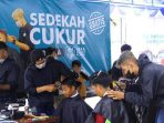 Barber Luar Ruang Hadir di Depan Pos Polisi Yos Sudarso, Potong Rambut Gratis Sambil Edukasi Lalu Lintas Barber Luar Ruang Hadir di Depan Pos Polisi Yos Sudarso, Potong Rambut Gratis Sambil Edukasi Lalu Lintas