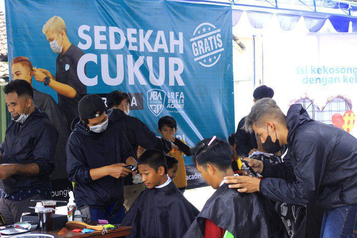 Barber Luar Ruang Hadir di Depan Pos Polisi Yos Sudarso, Potong Rambut Gratis Sambil Edukasi Lalu Lintas Barber Luar Ruang Hadir di Depan Pos Polisi Yos Sudarso, Potong Rambut Gratis Sambil Edukasi Lalu Lintas