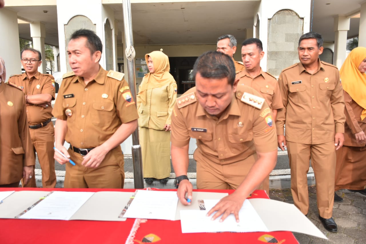 Sekda Tuti Ruswati Pimpin Apel Gabungan, Tekankan Kinerja dan Kolaborasi Sekda Tuti Ruswati Pimpin Apel Gabungan, Tekankan Kinerja dan Kolaborasi