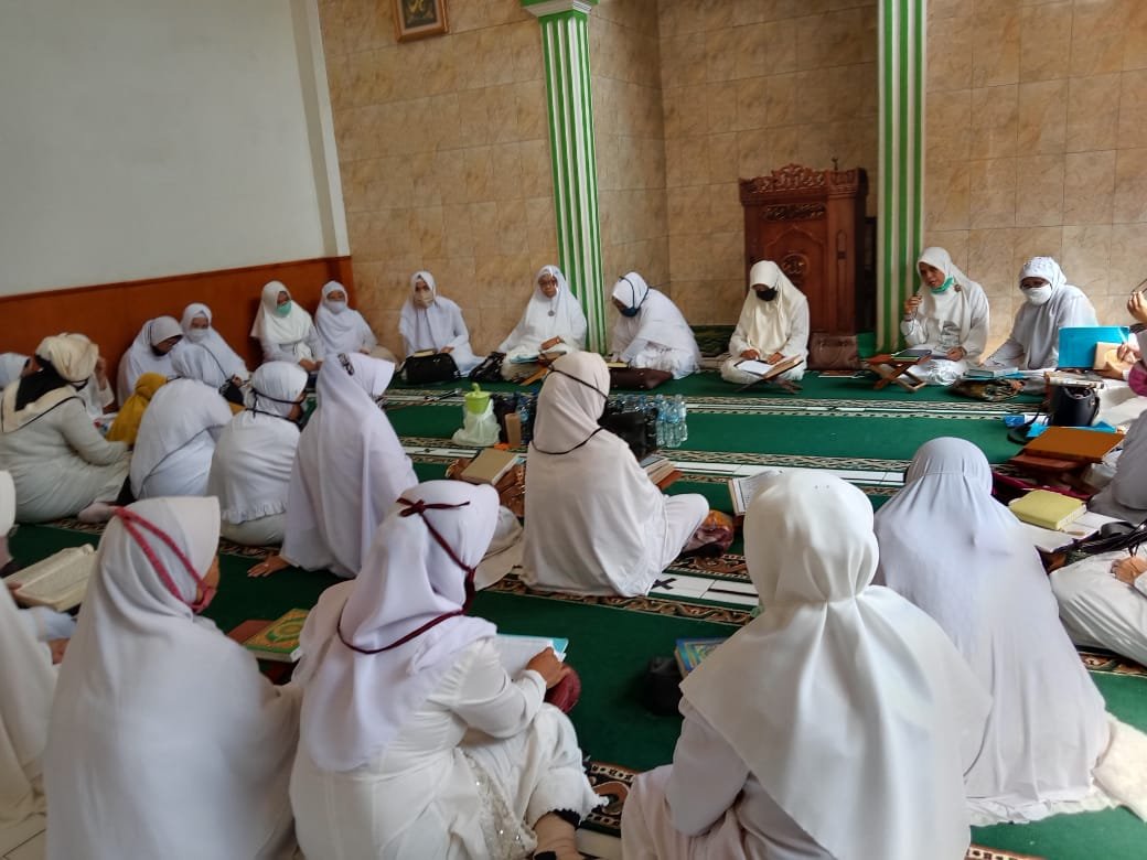 Pengajian Umi Cinta di Bekasi Dibubarkan Warga karena Diduga Sesat Pengajian Umi Cinta di Bekasi Dibubarkan Warga karena Diduga Sesat