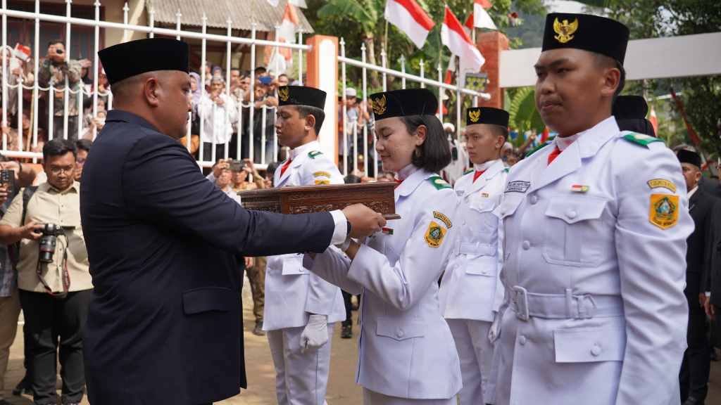 Bupati Bogor Jemput Bendera Pusaka dari Desa Malasari Menuju Tegar Beriman Bupati Bogor Jemput Bendera Pusaka dari Desa Malasari Menuju Tegar Beriman