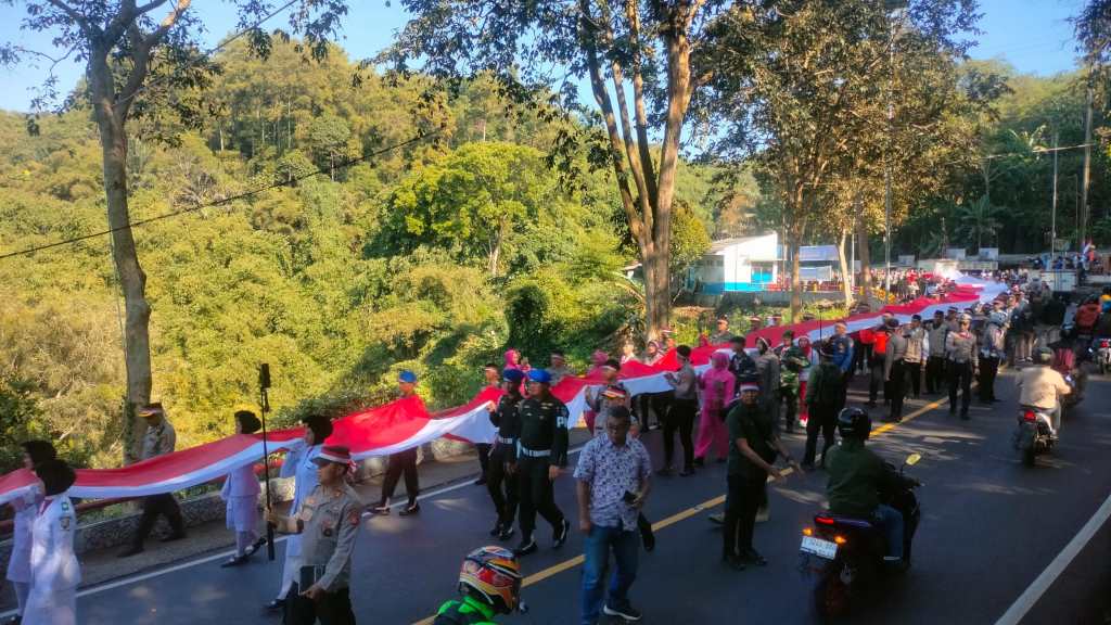 Bendera Merah Putih 1 Kilometer Berkibar di Cadas Pangeran Sumedang, Diarak Ribuan Orang