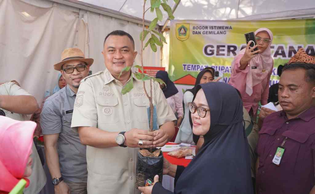 Bupati Bogor Ajak Masyarakat Aktif Lakukan Penghijauan Bumi Tegar Beriman Bupati Bogor Ajak Masyarakat Aktif Lakukan Penghijauan Bumi Tegar Beriman