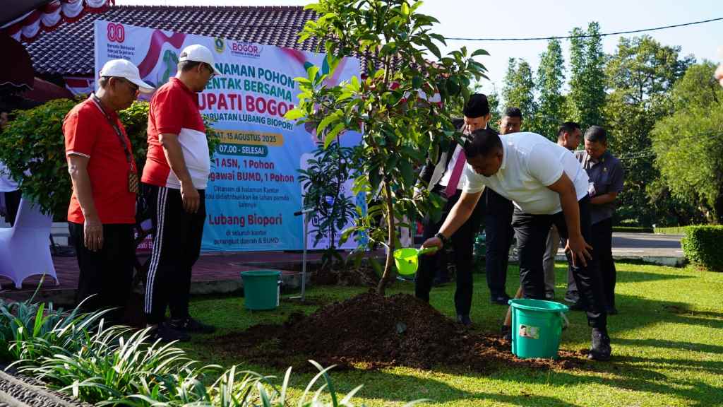 Bupati Bogor Instruksikan Gerakan 1 ASN Tanam 1 Pohon Bupati Bogor Instruksikan Gerakan 1 ASN Tanam 1 Pohon