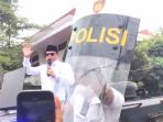 Bupati Pati Sudewo Di Lempari Sendal Saat Datangi Massa Demo Bupati Pati Sudewo Di Lempari Sendal Saat Datangi Massa Demo