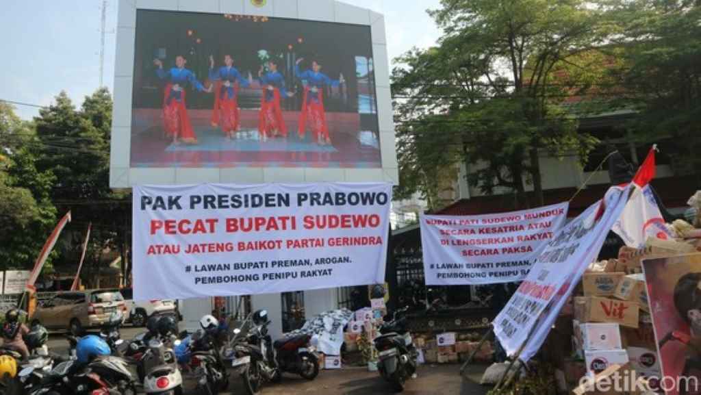 Massa Pendemo Inginkan Bupati Pati Sudewo Mundur