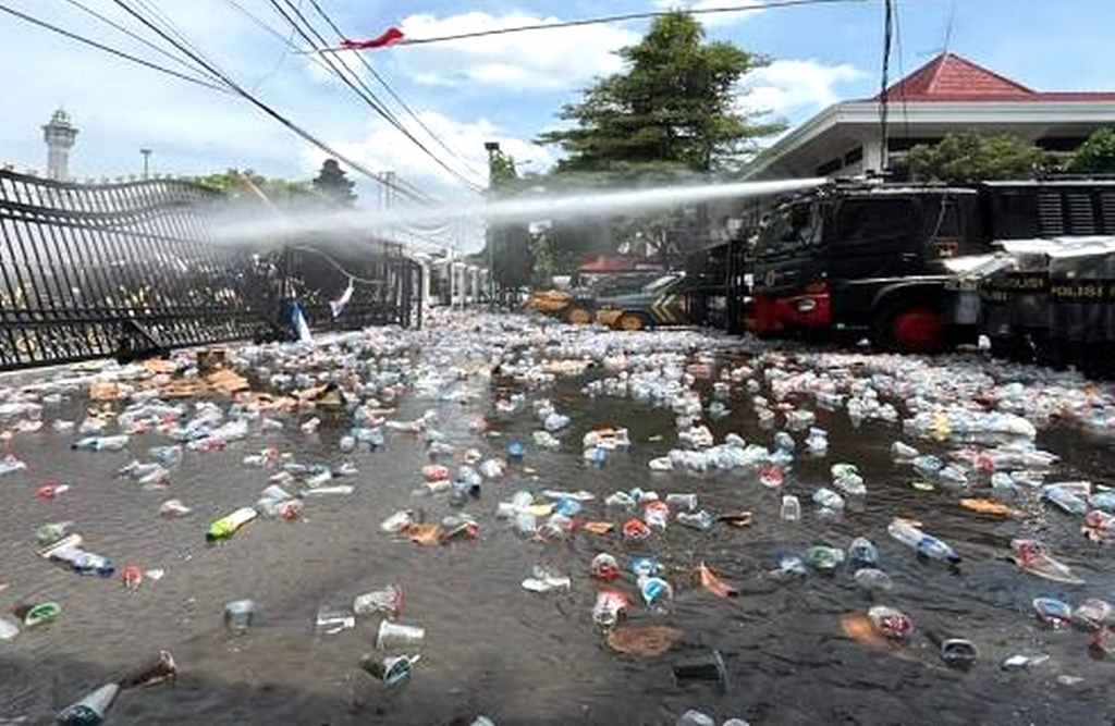 Demo di Pati Ricuh, Polisi Tembakkan Gas Air Mata dan Water Cannon Demo di Pati Ricuh, Polisi Tembakkan Gas Air Mata dan Water Cannon