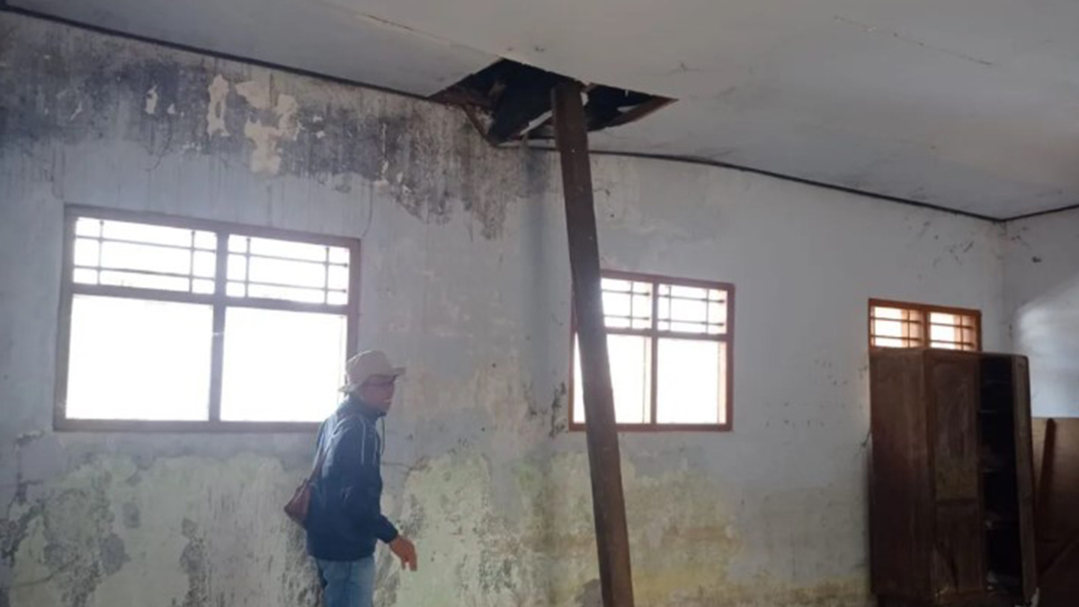 Kondisi Darurat di SDN Jayanugraha Tasikmalaya: Atap Kelas Hancur, Siswa Dievakuasi Kondisi Darurat di SDN Jayanugraha Tasikmalaya: Atap Kelas Hancur, Siswa Dievakuasi