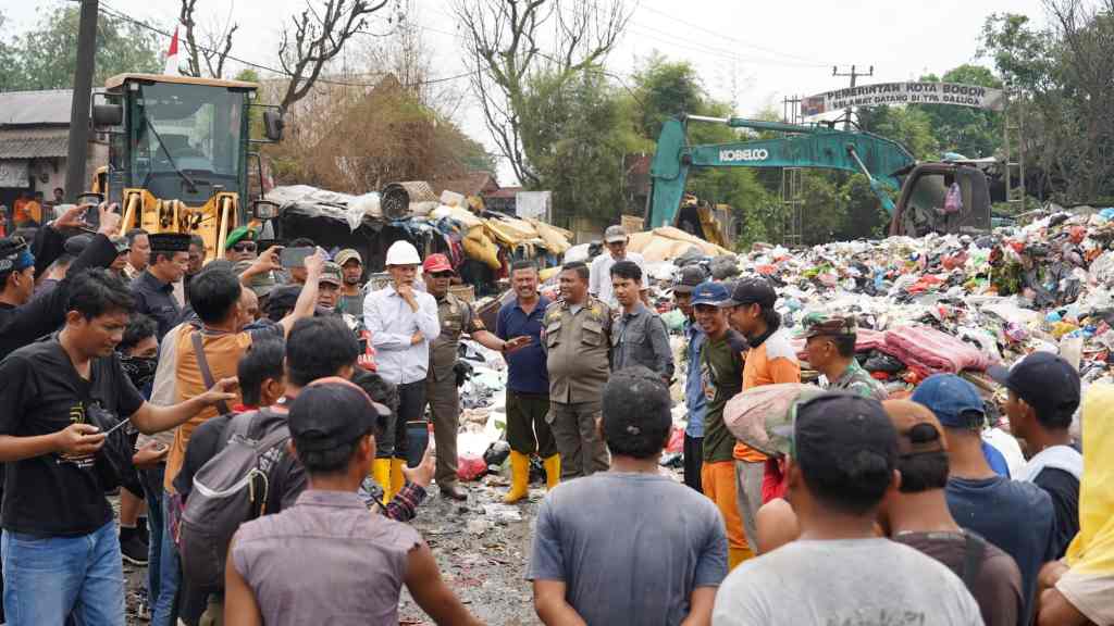 Jaro Ade Kunjungi TPAS Galuga Pastikan Keselamatan Pekerja Jadi Prioritas Jaro Ade Kunjungi TPAS Galuga Pastikan Keselamatan Pekerja Jadi Prioritas