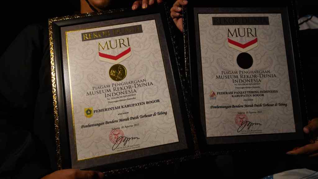 Bendera Merah Putih Raksasa Pecahkan Rekor MURI Terbentang Di Tebing Jeger Bendera Merah Putih Raksasa Pecahkan Rekor MURI Terbentang Di Tebing Jeger