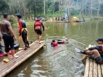 Tim SAR mengevakuasi wisatawan yang tewas tenggelam di Situ Salawe Garut Tim SAR mengevakuasi wisatawan yang tewas tenggelam di Situ Salawe Garut