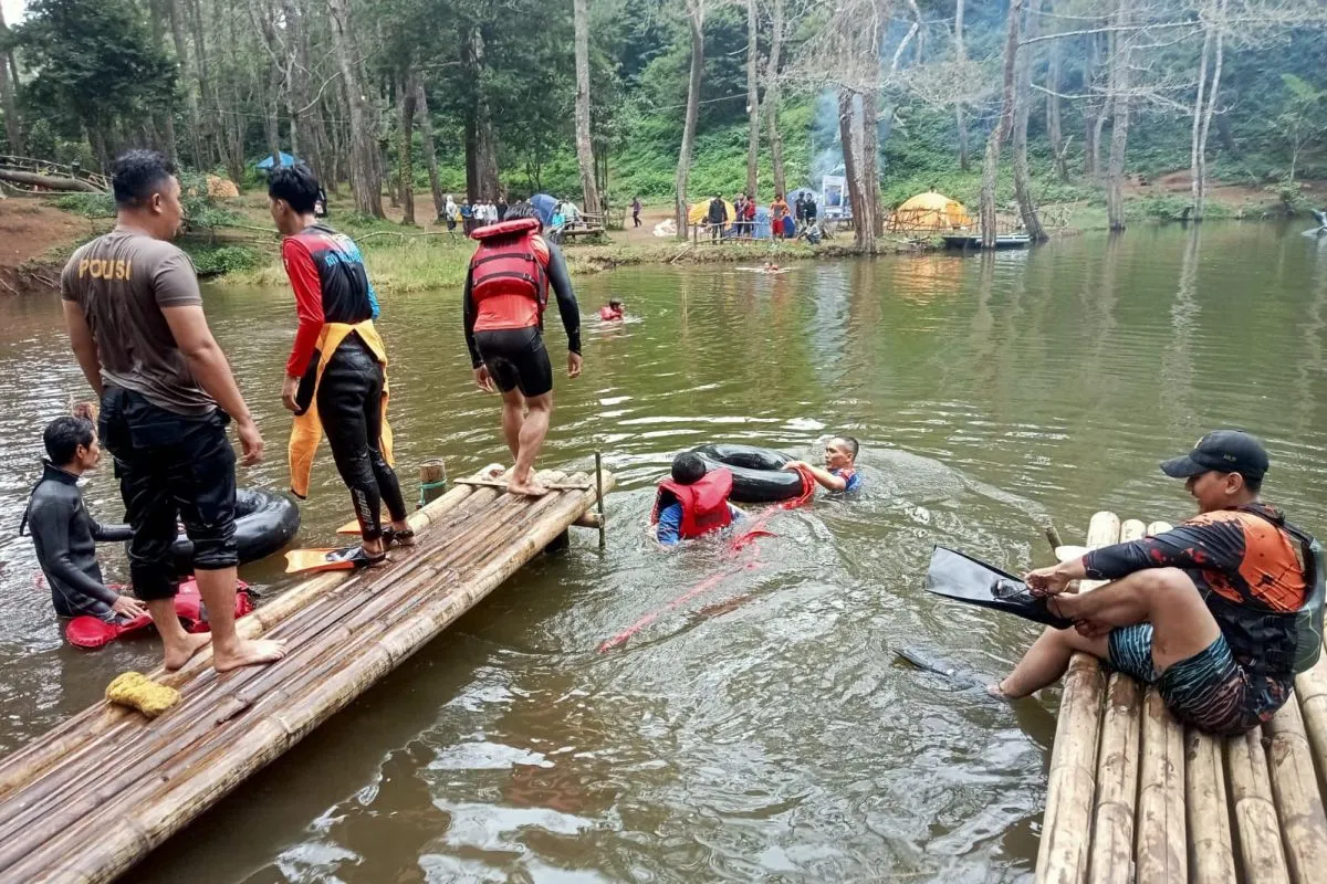 Tim SAR mengevakuasi wisatawan yang tewas tenggelam di Situ Salawe Garut